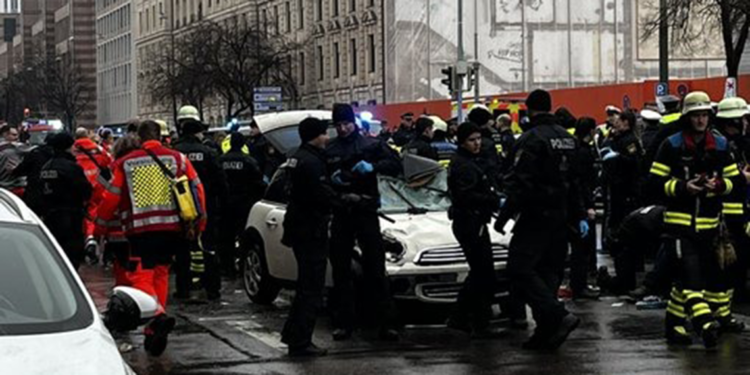 Almanya'da araç kalabalığın arasına girdi: 20 yaralı 