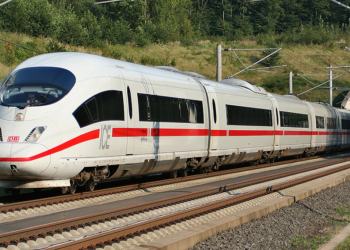 Almanya'da yolcu treni ile TIR çarpıştı: 1 ölü, 11 yaralı
