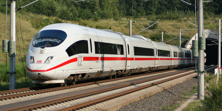 Almanya'da yolcu treni ile TIR çarpıştı: 1 ölü, 11 yaralı