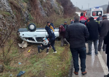 Amasya'da otomobil takla attı: 3 yaralı