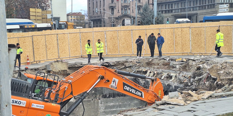 Ankara'da Yüzüncü Yıl Meydanı'nda göçük