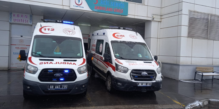 Anne ve 4 çocuğu sobadan sızan gazdan zehirlendi