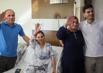 Anne ve baba, böbrekleri ile çocuklarına yeniden can verdi