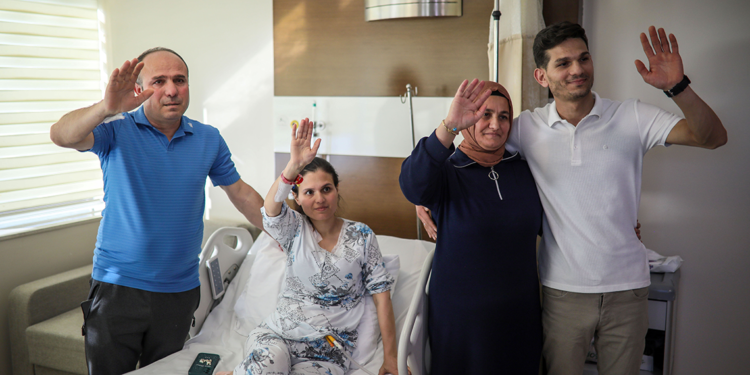 Anne ve baba, böbrekleri ile çocuklarına yeniden can verdi