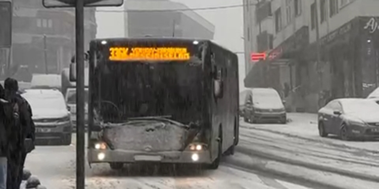 Arnavutköy'de İETT otobüsü yolda kaydı