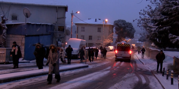 Ataşehir'de kar yağışı etkisini artırdı; İETT otobüsleri yolda kaldı