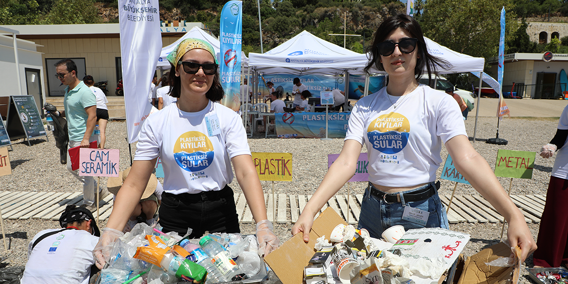 Atık temizliği yapıp, 'Plastik Gerçekleri' raporu hazırladılar
