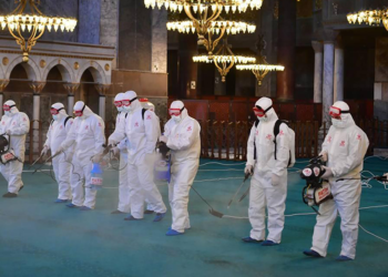 Ayasofya Camii Ramazan öncesinde gül suyuyla temizlendi