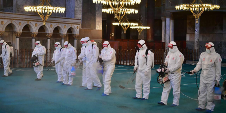 Ayasofya Camii Ramazan öncesinde gül suyuyla temizlendi