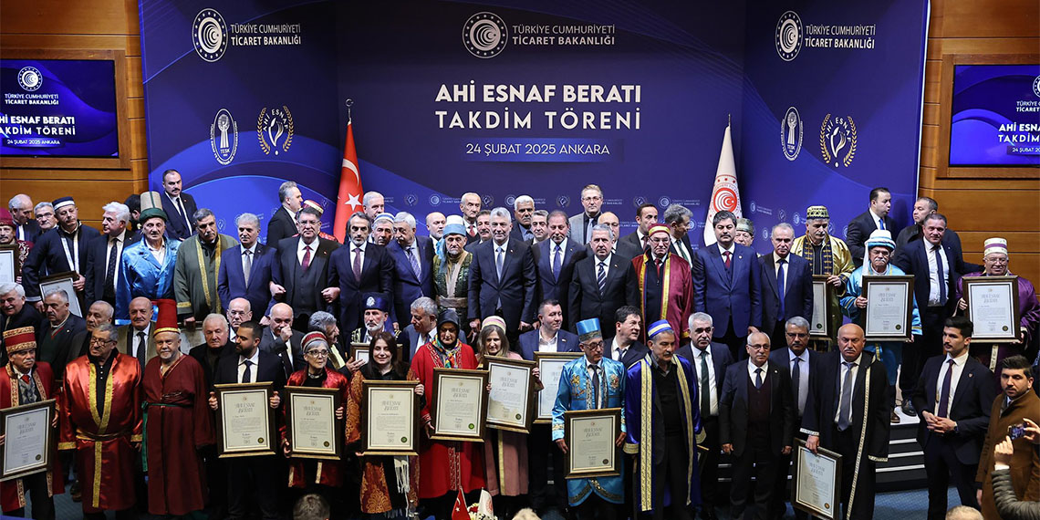 Ticaret Bakanı Ömer Bolat, "Ramazan ayı öncesi gıda sektöründe denetimlere hız verdik. Aldığımız bu önlemlerin de etkisi ile fiyatlarda ılımlı bir seyir gözlemliyoruz. Aylık gıda enflasyonunun Şubat 2024 ve Ocak 2025'in altında gelmesini bekliyoruz" dedi.