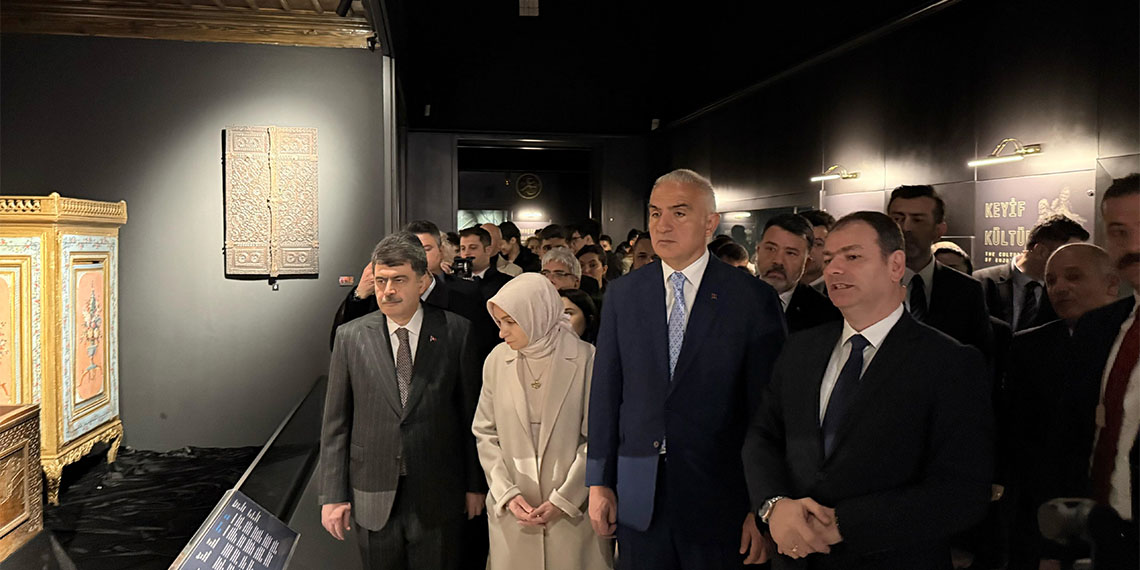 Kültür ve Turizm Bakanı Mehmet Nuri Ersoy, Cumhuriyet'in 102'nci yılından ilhamla adlandırdıkları, '100+2 Süreli Müze Sergileri Projesi' kapsamında geleneksel değerleri çağdaş bir yaklaşımla birleştirerek, Anadolu'nun benzersiz kültürel zenginliğini ziyaretçilerle buluşturacaklarını söyledi.