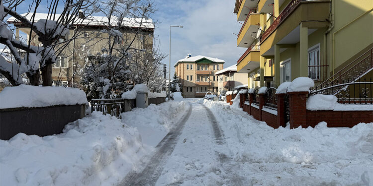 Bartın'da etkili olan yoğun kar yağışı yerini güneşli havaya bıraktı