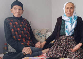 Belden aşağısı felç kocasına 60 yıldır bakıyor