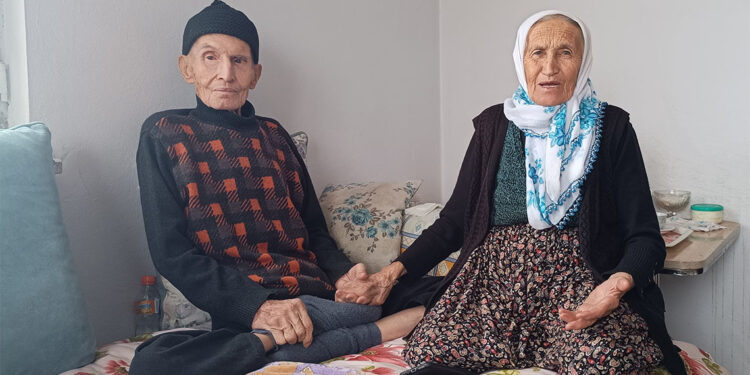 Belden aşağısı felç kocasına 60 yıldır bakıyor