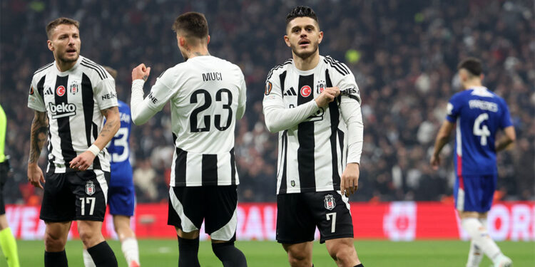 Beşiktaş'a para ve tribün kapatma cezası