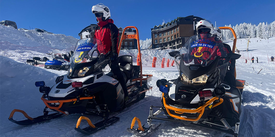 Beyaz cennetin güvenliği JAK'a emanet; 40 günde 600 olaya müdahale eden JAK timlerinin 'beyaz cennet'teki nefes kesen kış tatbikatı görüntüledi.