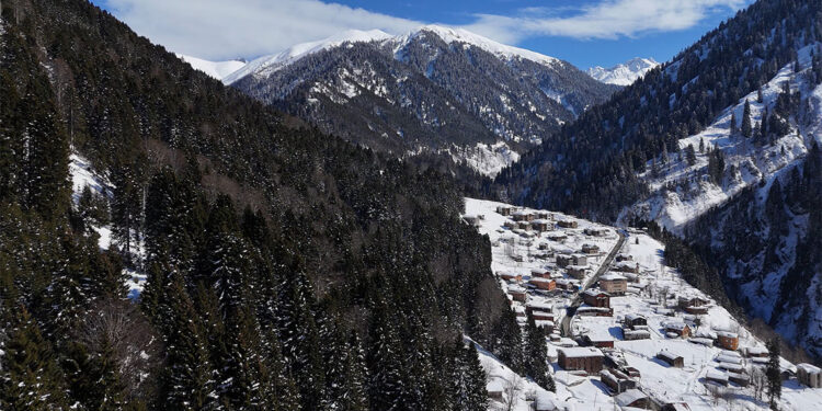 Ayder Yaylası kar yağışı ile birlikte beyaz örtüyle kaplandı