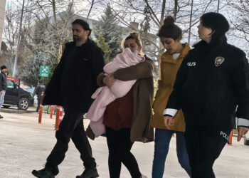 Birinin kucağında bebek olan 2 hırsızlık şüphelisi yakalandı