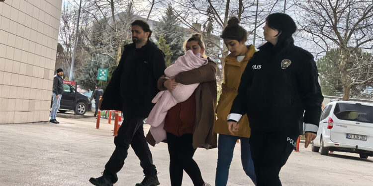 Birinin kucağında bebek olan 2 hırsızlık şüphelisi yakalandı