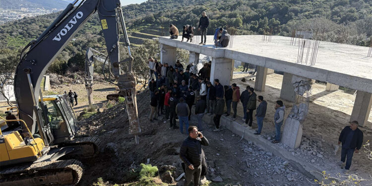 Bodrum'da kaçak yapıların yıkımı sırasında gerginlik