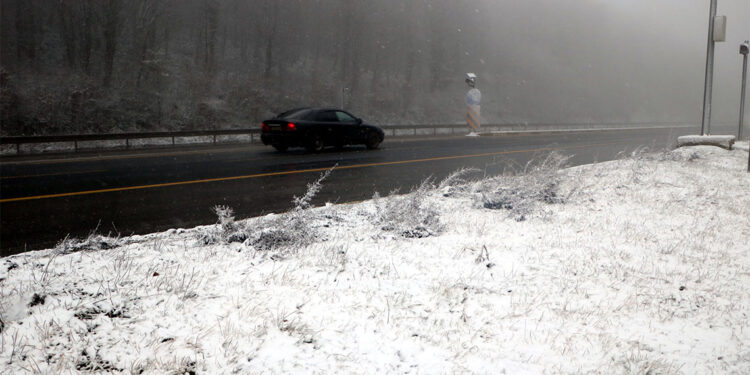 Bolu Dağı'nda kar yağışı ve sis etkili oldu