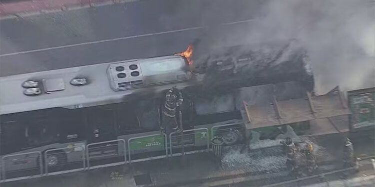 Brezilya'da küçük uçak kalabalık caddeye düştü