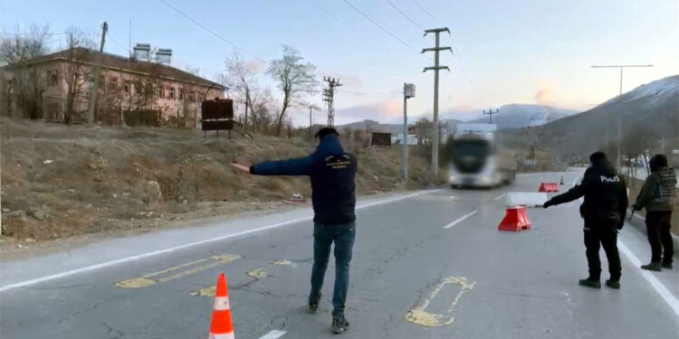 Briket yüklü TIR'da 31 kaçak göçmen yakalandı