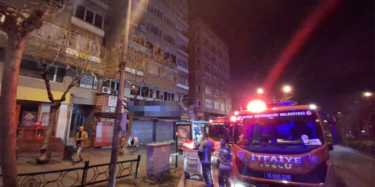 Bursa'da 6 katlı iş merkezinde yangın; 1 ölü