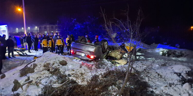 Buzlanan yolda takla atan otomobildeki 2 kişi yaralandı