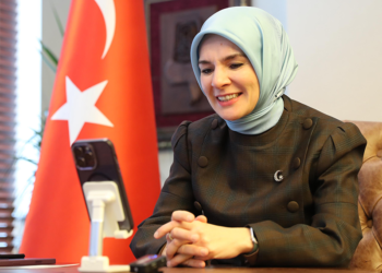 Bakan Göktaş'tan, ilk bebeklerine kavuşan depremzede çifte tebrik