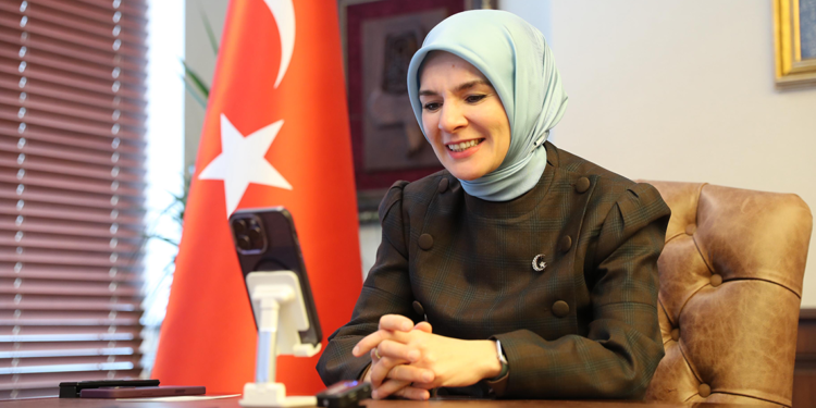 Bakan Göktaş'tan, ilk bebeklerine kavuşan depremzede çifte tebrik