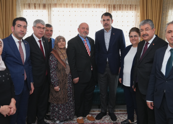 Bakan Kurum'dan depremzede Çolak ailesine ziyaret
