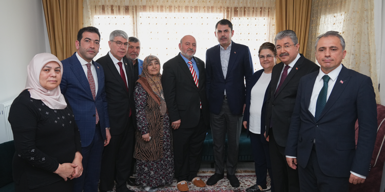 Bakan Kurum'dan depremzede Çolak ailesine ziyaret