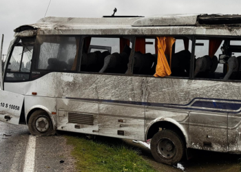Balıkesir'de fabrika işçilerini taşıyan midibüs takla attı; 18 yaralı