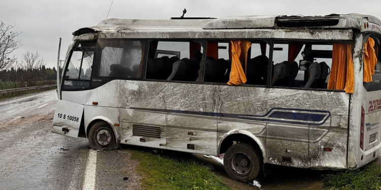 Balıkesir'de fabrika işçilerini taşıyan midibüs takla attı; 18 yaralı