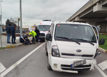 Balıkesir'de otomobil ile kamyonet çarpıştı; 3 yaralı