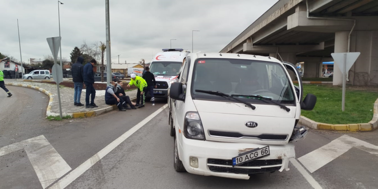 Balıkesir'de otomobil ile kamyonet çarpıştı; 3 yaralı