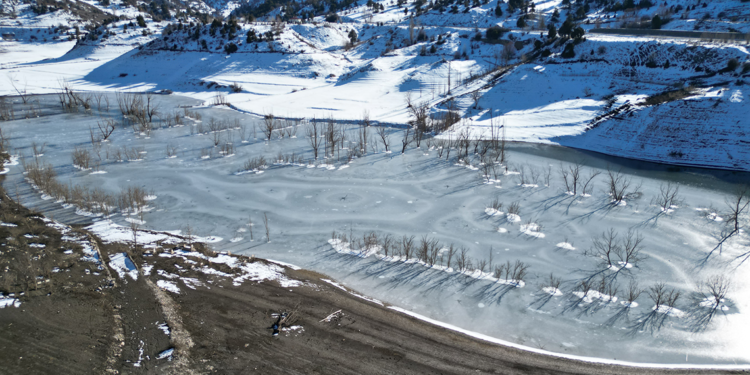 Baraj gölünün buz tutan yüzeyinde ilginç şekiller