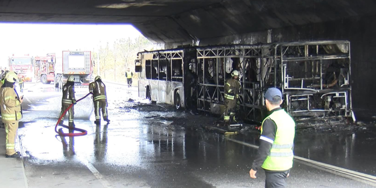 Başakşehir'de alev alev yanan İETT otobüsü hurdaya döndü
