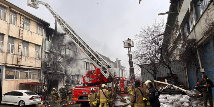 Başakşehir'de fabrikada yangın