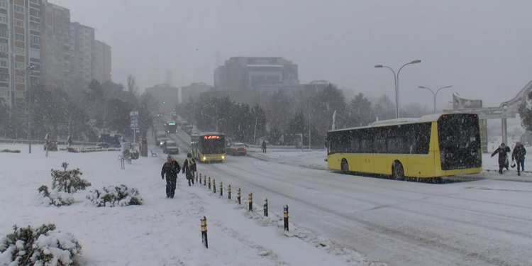 Başakşehir'de kar tipi şeklinde yağdı; vatandaşlar zor anlar yaşadı