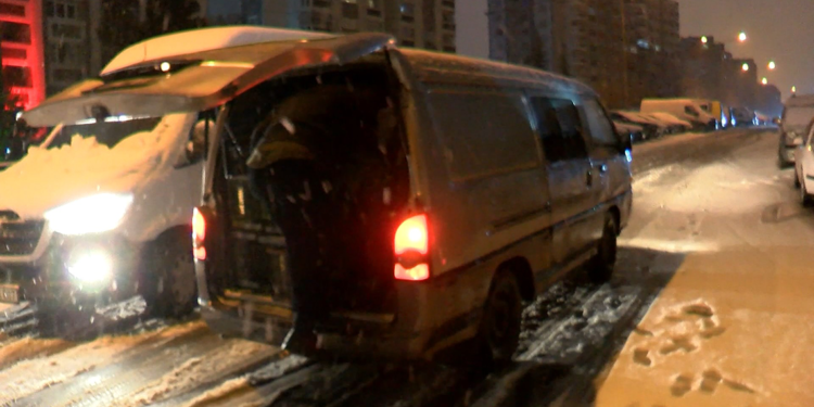 Başakşehir'de kar yağışı etkili oluyor; bazı araçlar yolda kaldı