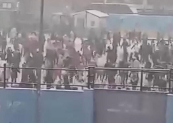 Başakşehir'de öğrencilerin okul bahçesinde kar sevinci