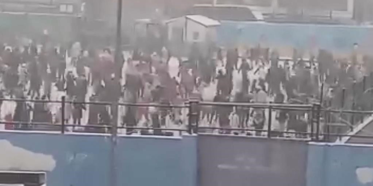 Başakşehir'de öğrencilerin okul bahçesinde kar sevinci