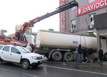 Başakşehir'de su tankeri tıp merkezinin bulunduğu binaya çarptı