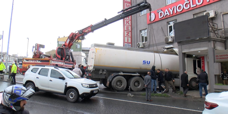 Başakşehir'de su tankeri tıp merkezinin bulunduğu binaya çarptı 