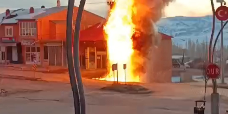 Başkale'de elektrik trafosunda çıkan yangın kamerada