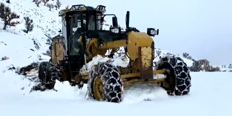 Batman'da 100 yerleşim yerinin yolu kardan kapandı