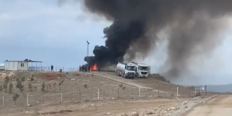 Batman'da atık petrol havuzunda çıkan yangın söndürüldü