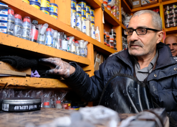 Bedensel engelli baba, ayakkabı boyacılığıyla 7 çocuğunu büyüttü